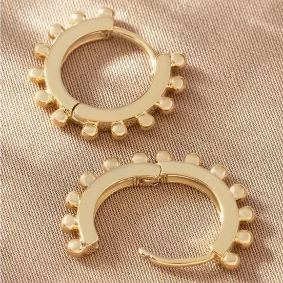 Tiny gold detail huggie hoops 18k gold plated ✨ - Picture 3 of 3